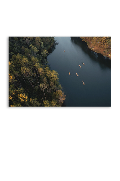 Akustikbillede med dronefoto af en flod gennem efterårsskov med kajakker