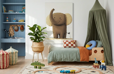 Akustikbillede med en enkel illustration af en elefant, i et børneværelse med grøn sengehimmel og blå reol