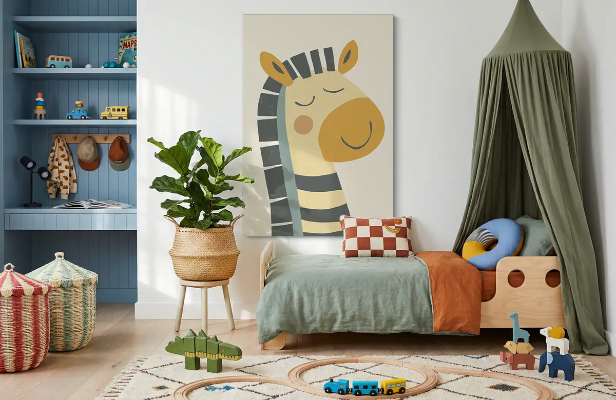 Akustikbillede med en enkel illustration af en zebra, i et børneværelse med grøn sengehimmel og blå reol