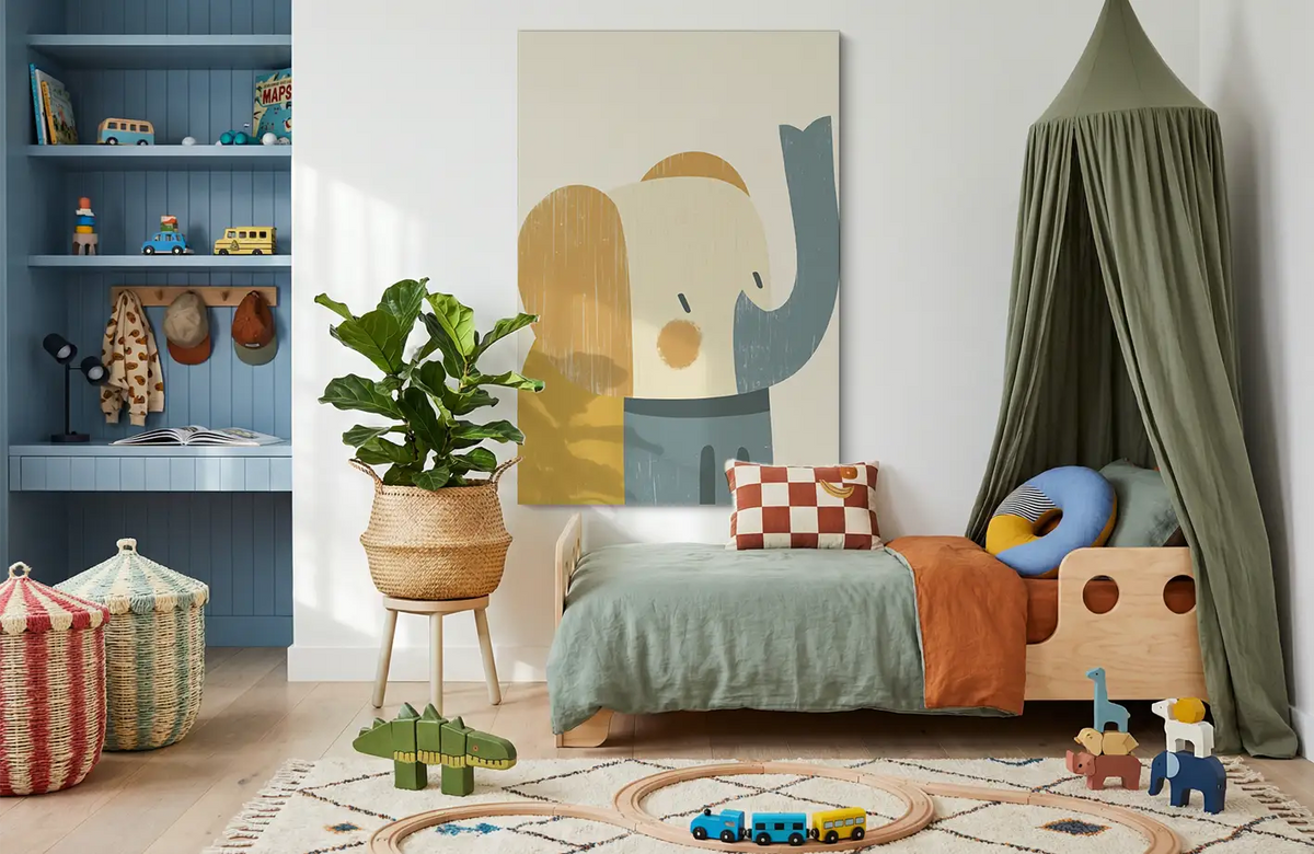 Akustikbillede med en enkel illustration af en elefant i gult, i et børneværelse med grøn sengehimmel og blå reol