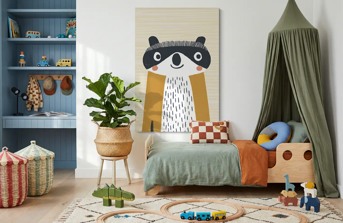 Akustikbillede med en enkel illustration af en vaskebjørn, i et børneværelse med grøn sengehimmel og blå reol