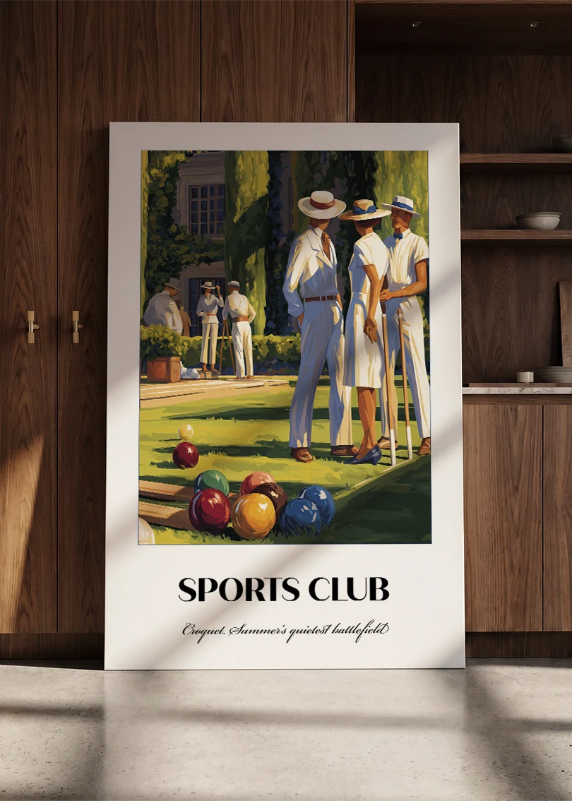 Akustikbillede med en sportsplakat med en golfspiller på grøn bane, lænet mod en skabsvæg i valnød