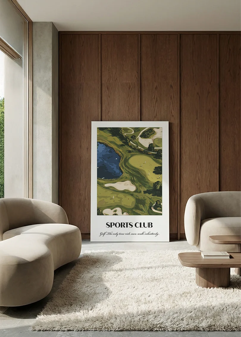 Akustikbillede med en sportsplakat med en golfbane set fra oven i grønt, i en lounge med bugtet sofa mod vægpanel i valnød