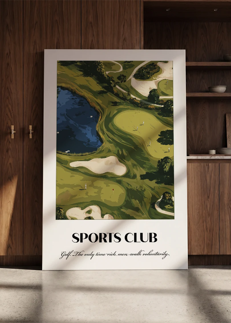 Akustikbillede med en sportsplakat med en golfbane set fra oven i grønt, lænet mod en skabsvæg i valnød