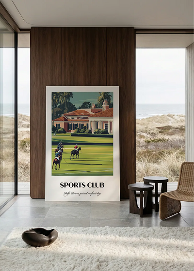 Akustikbillede med en sportsplakat med et klubhus med polospillere, i et rum med panoramavindue og havudsigt