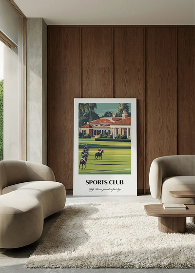 Akustikbillede med en sportsplakat med et klubhus med polospillere, i en lounge med bugtet sofa mod vægpanel i valnød