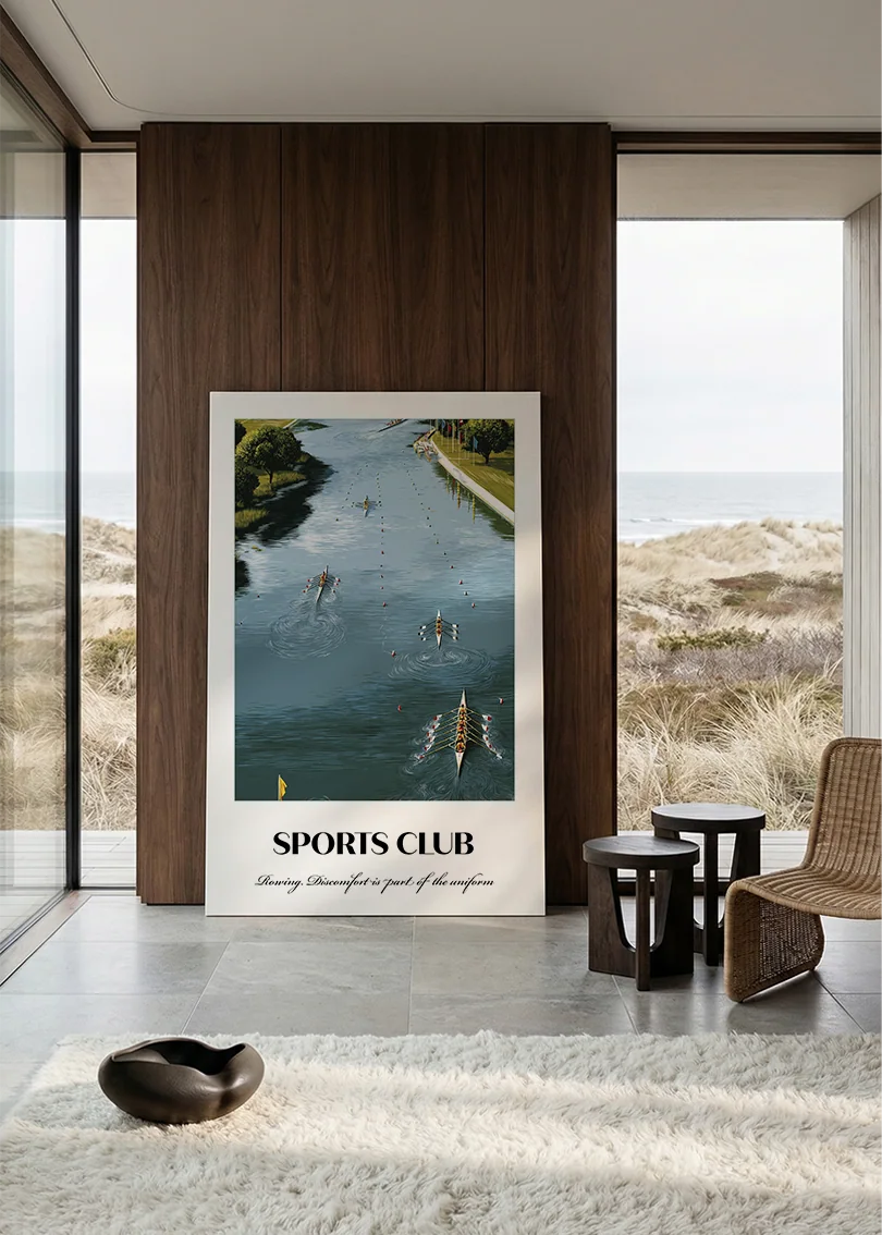 Akustikbillede med en sportsplakat med en polokamp på grøn bane, i et rum med panoramavindue og havudsigt