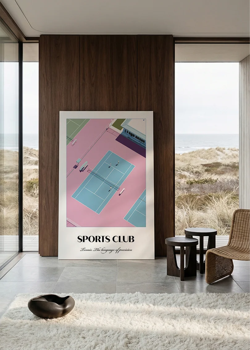 Akustikbillede med en sportsplakat med en tennisbane i lyserødt og turkis, i et rum med panoramavindue og havudsigt