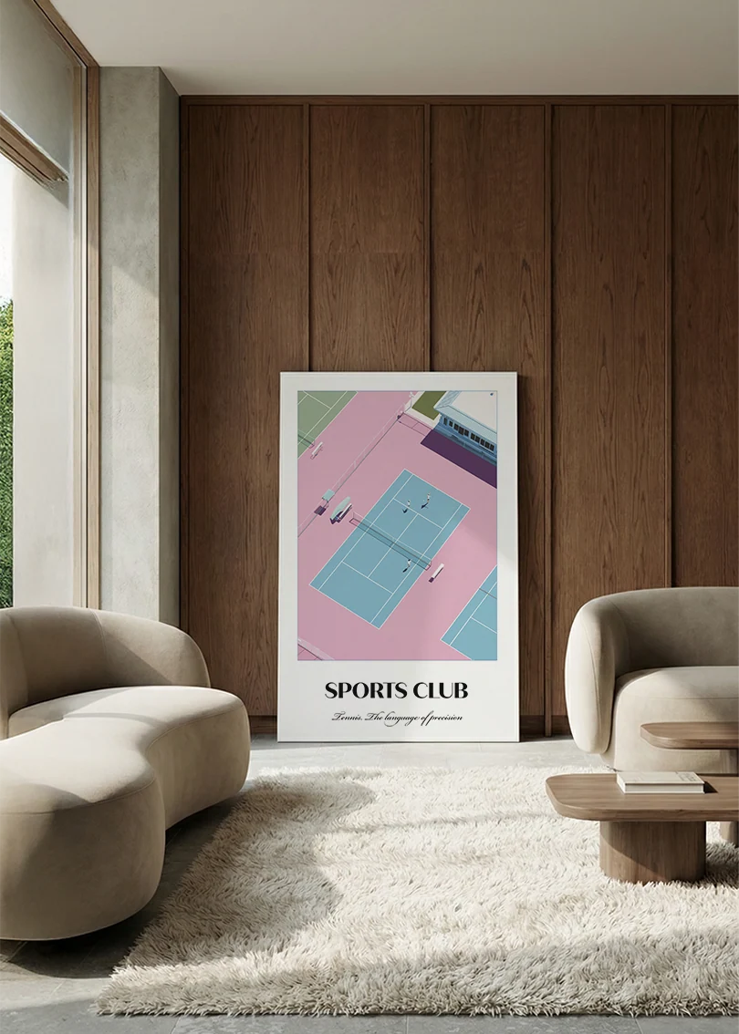 Akustikbillede med en sportsplakat med en tennisbane i lyserødt og turkis, i en lounge med bugtet sofa mod vægpanel i valnød