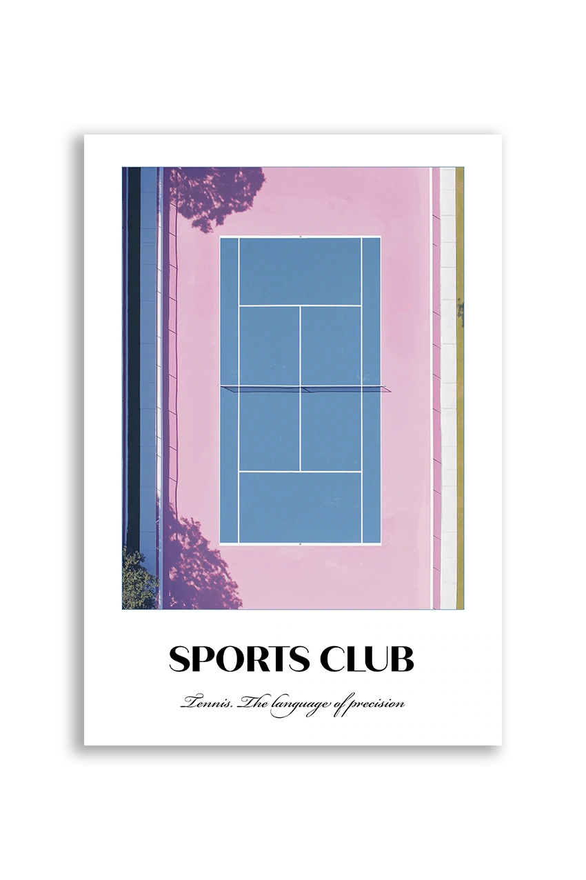 Akustikbillede med en sportsplakat med en tennisbane set fra oven i lyserødt og blåt