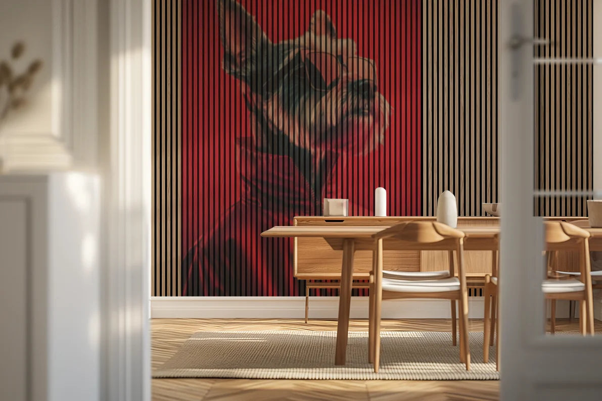 Akustikpanel med en hund i rød jakke mod rød baggrund, i et lyst rum med lænestol