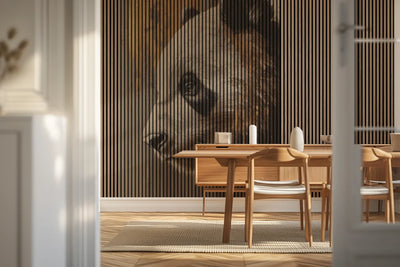 Akustikpanel med en panda i gyldne og orange farver, i en spisestue med reol