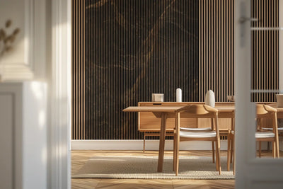 Akustikpanel med mørk marmor med gyldne årer, i en spisestue med reol